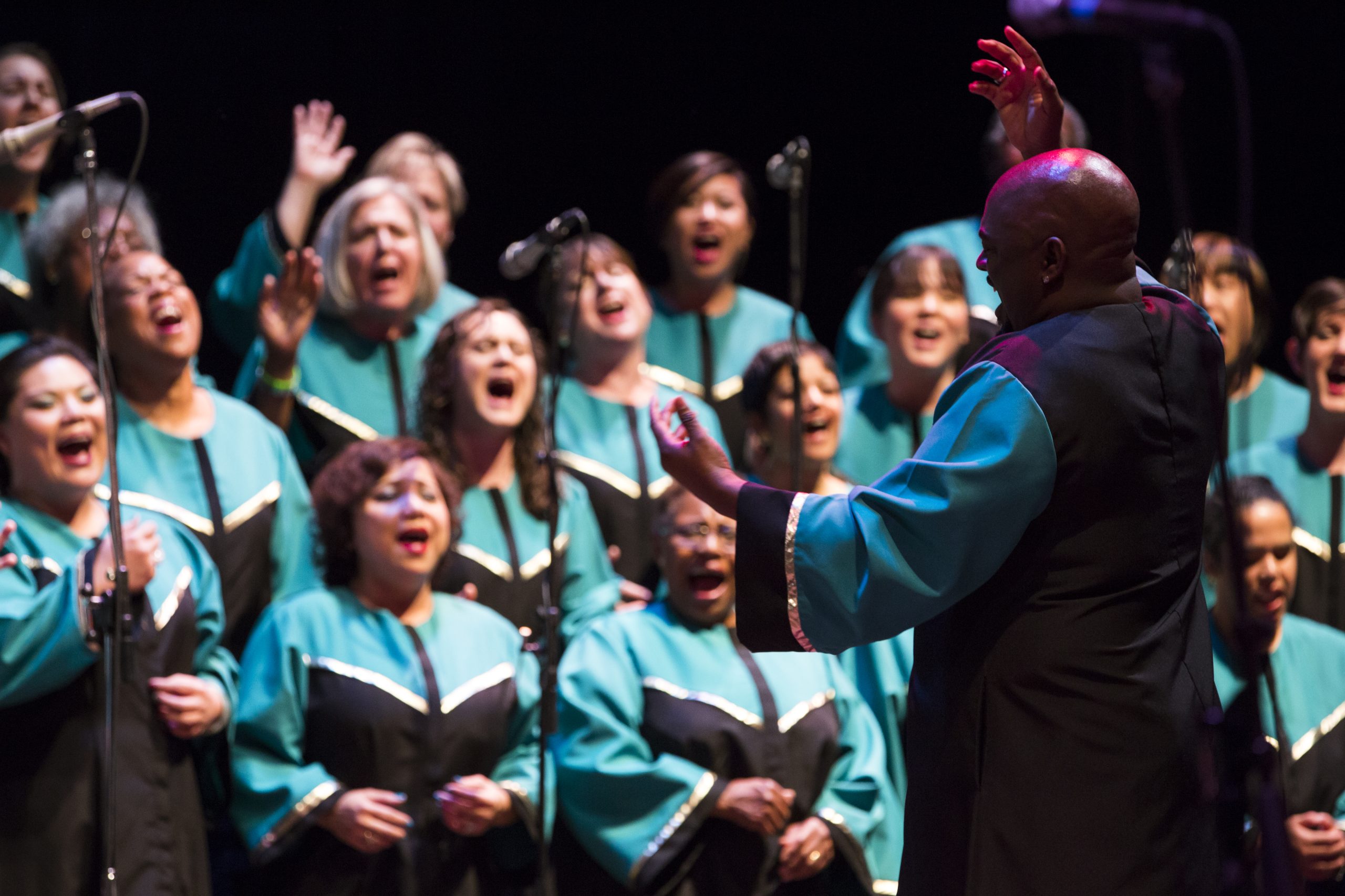 Image of Terrance Kelly conducting Oakland Interfaith Gospel Choir (OIGC).